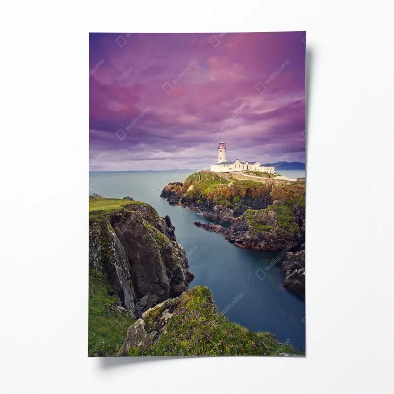 Plakat fioletowa latarnia nad skalistym wybrzeżem