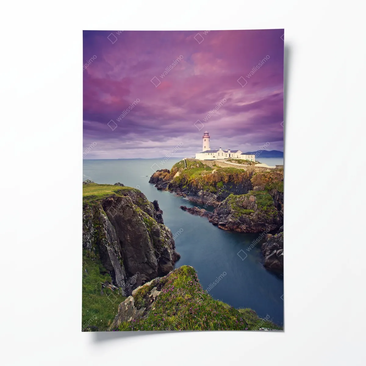 Plakat fioletowa latarnia nad skalistym wybrzeżem – Wallissimo® Plakat fioletowa latarnia nad skalistym wybrzeżem – Wallissimo®