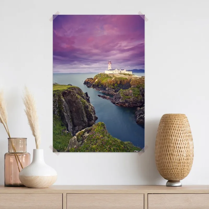 Plakat fioletowa latarnia nad skalistym wybrzeżem – Wallissimo® Plakat fioletowa latarnia nad skalistym wybrzeżem – Wallissimo®