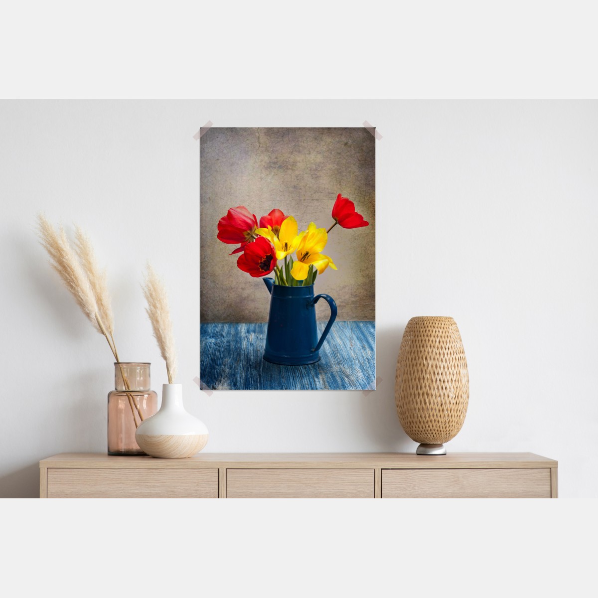 Plakat kolorowy bukiet tulipanów w niebieskim dzbanku – Wallissimo® Plakat kolorowy bukiet tulipanów w niebieskim dzbanku – Wallissimo®