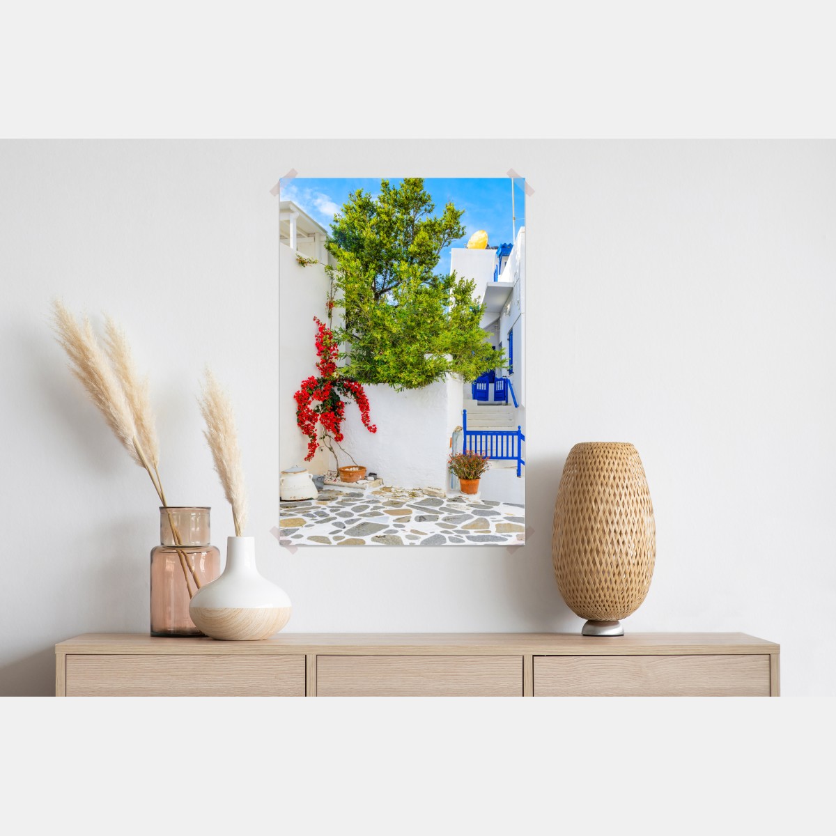 Plakat słoneczny dziedziniec śródziemnomorski z bugenwillą – Wallissimo® Plakat słoneczny dziedziniec śródziemnomorski z bugenwillą – Wallissimo®