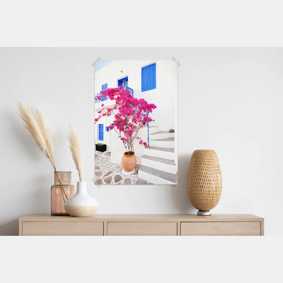 Plakat różowa bugenwilla na białym domu na greckiej wyspie – Wallissimo® Plakat różowa bugenwilla na białym domu na greckiej wyspie – Wallissimo®
