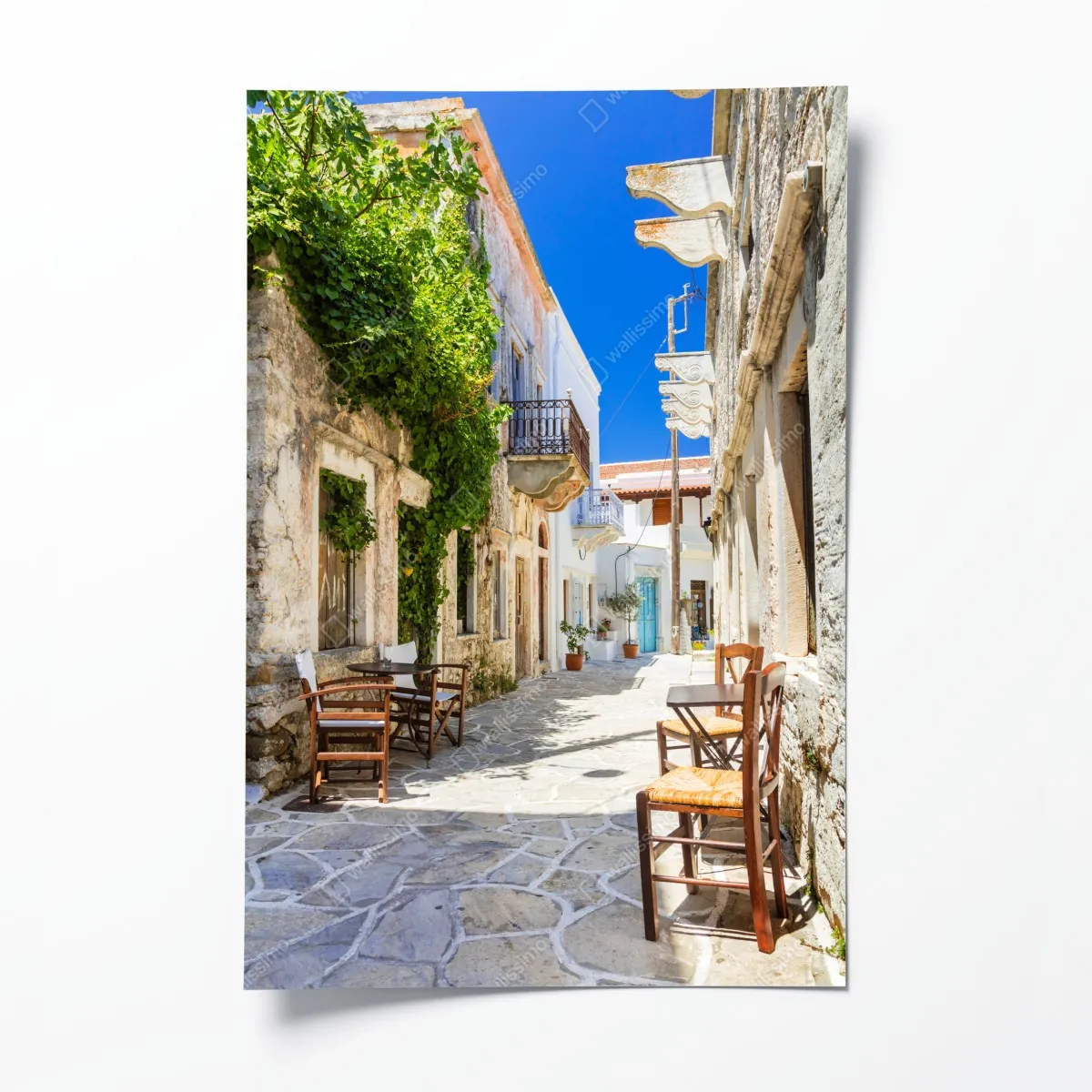 Plakat słoneczna śródziemnomorska uliczka z krzesłami kawiarnianymi – Wallissimo® Plakat słoneczna śródziemnomorska uliczka z krzesłami kawiarnianymi – Wallissimo®