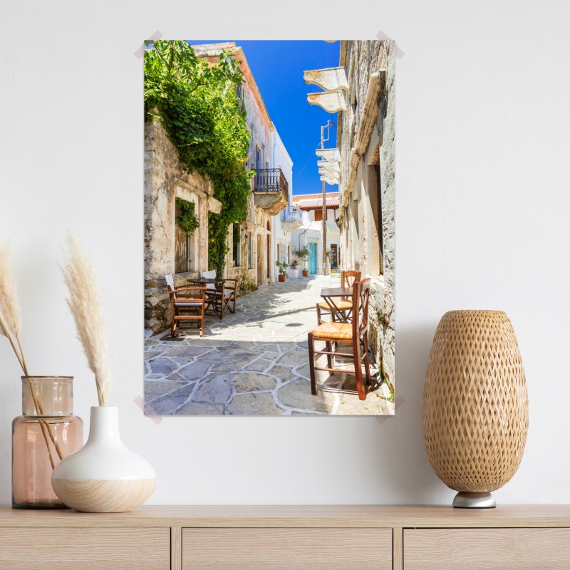 Plakat słoneczna śródziemnomorska uliczka z krzesłami kawiarnianymi – Wallissimo® Plakat słoneczna śródziemnomorska uliczka z krzesłami kawiarnianymi – Wallissimo®