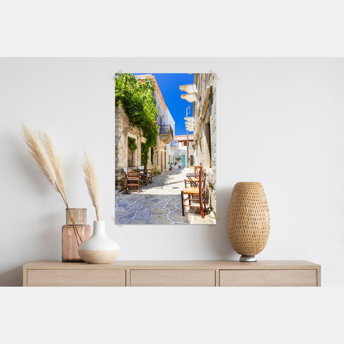 Plakat słoneczna śródziemnomorska uliczka z krzesłami kawiarnianymi – Wallissimo® Plakat słoneczna śródziemnomorska uliczka z krzesłami kawiarnianymi – Wallissimo®