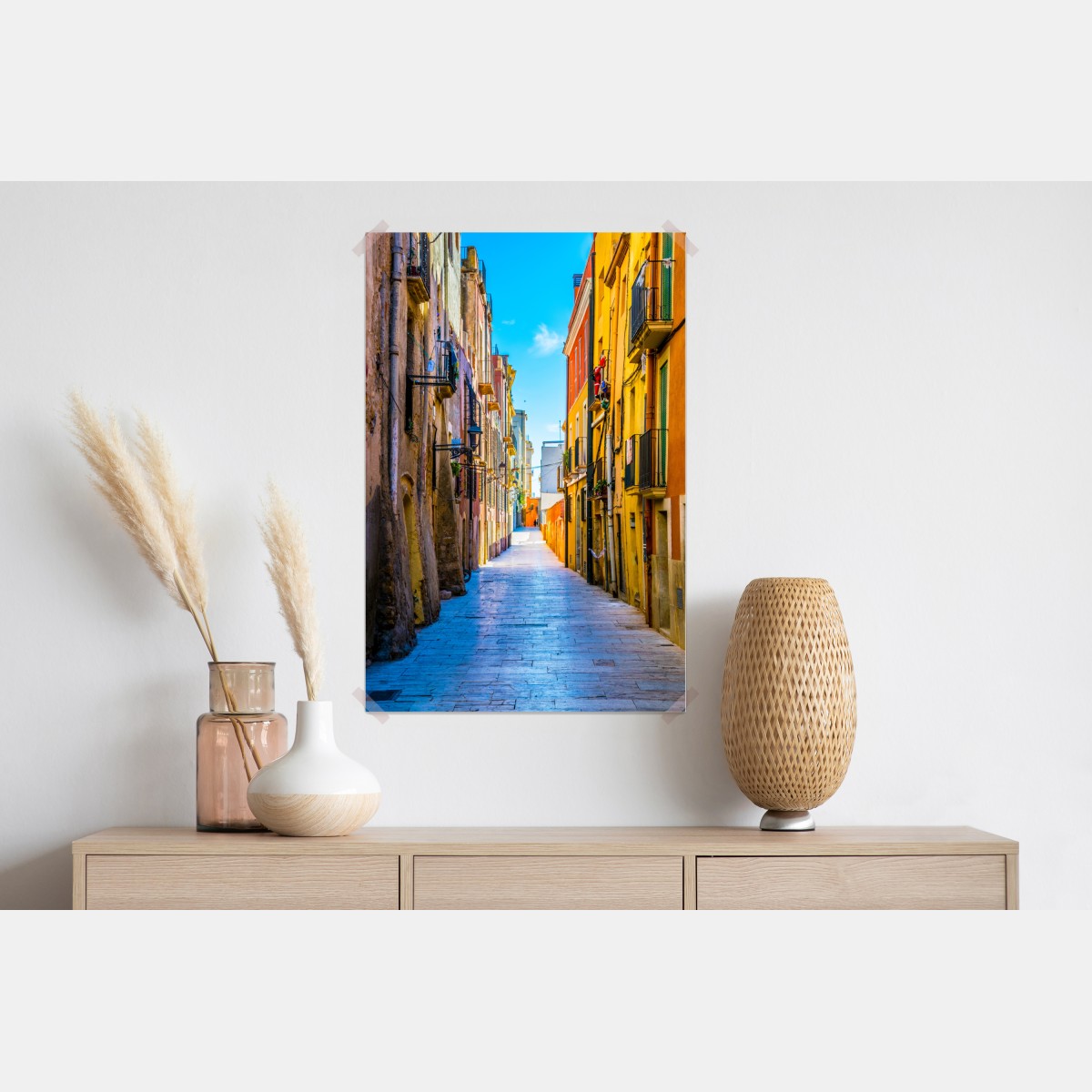 Plakat słoneczna Śródziemnomorska uliczka z kolorowymi fasadami – Wallissimo® Plakat słoneczna Śródziemnomorska uliczka z kolorowymi fasadami – Wallissimo®