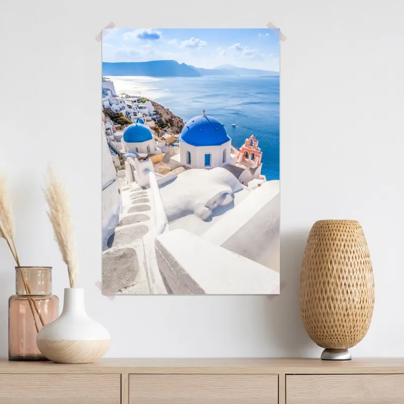 Plakat słoneczne Santorini niebieskie kopuły i widok na morze – Wallissimo® Plakat słoneczne Santorini niebieskie kopuły i widok na morze – Wallissimo®