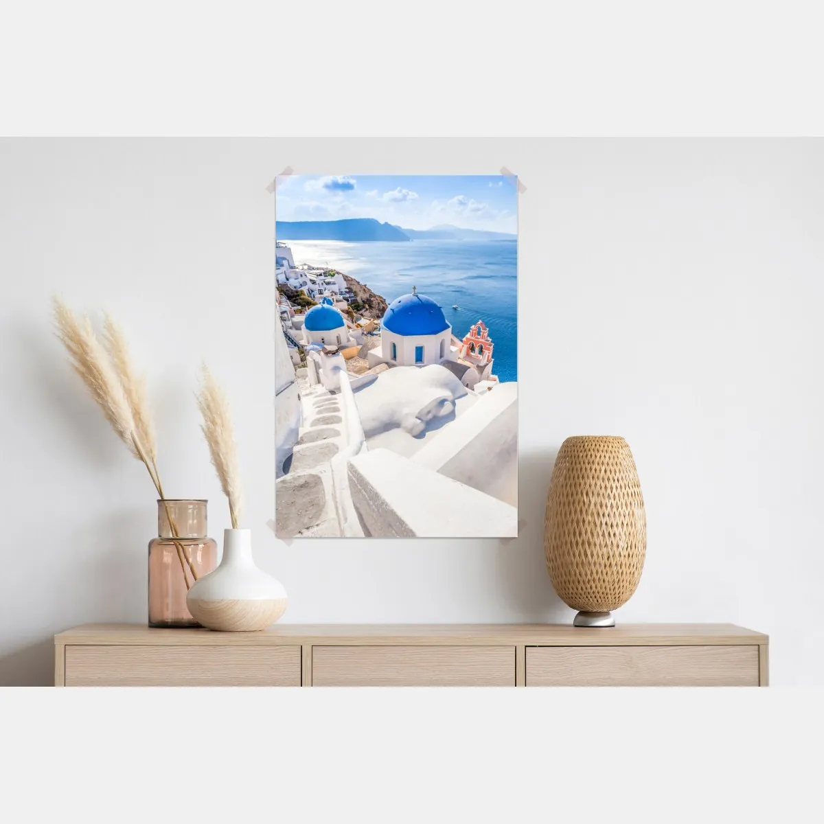 Plakat słoneczne Santorini niebieskie kopuły i widok na morze – Wallissimo® Plakat słoneczne Santorini niebieskie kopuły i widok na morze – Wallissimo®