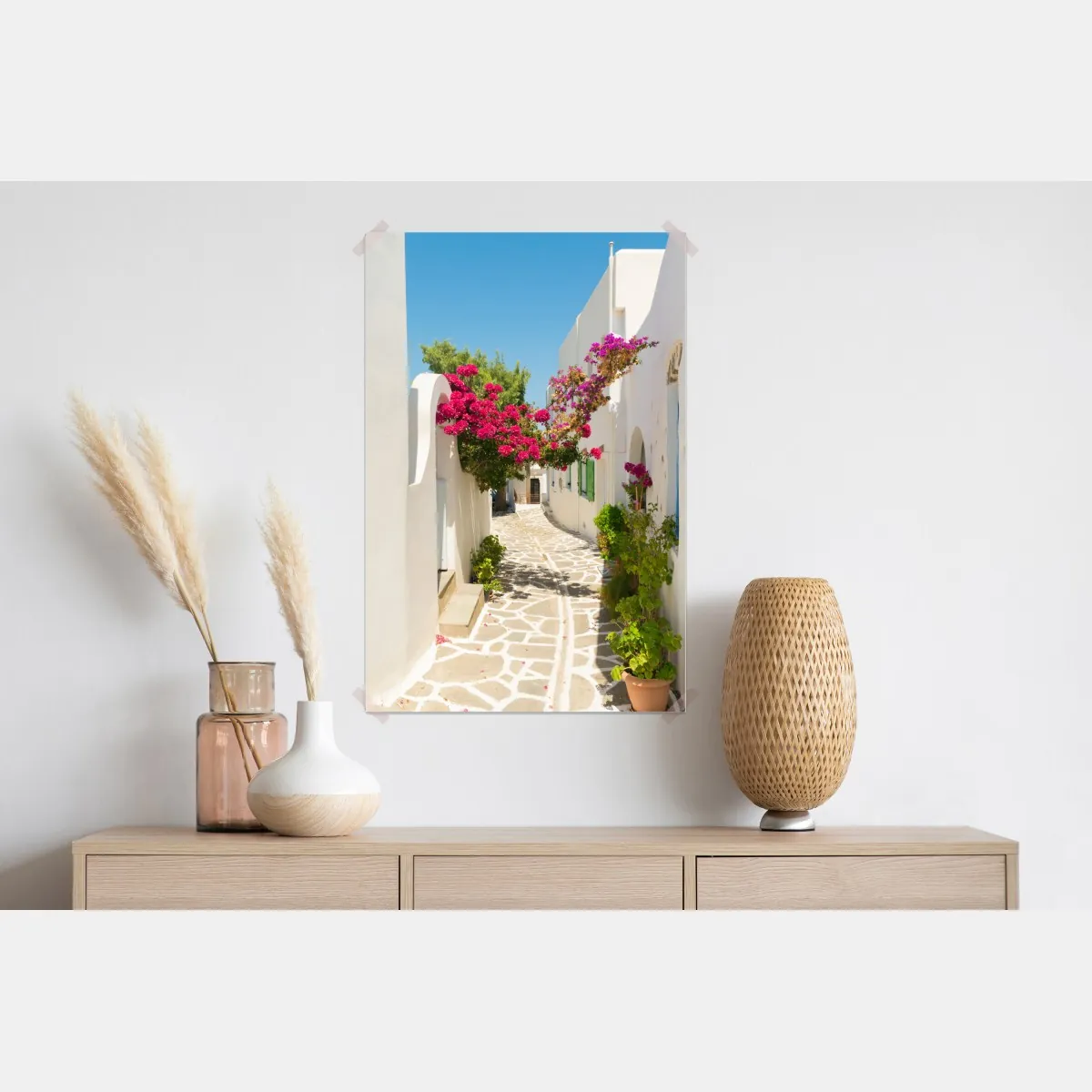 Plakat słoneczna śródziemnomorska uliczka z bugenwillą – Wallissimo® Plakat słoneczna śródziemnomorska uliczka z bugenwillą – Wallissimo®