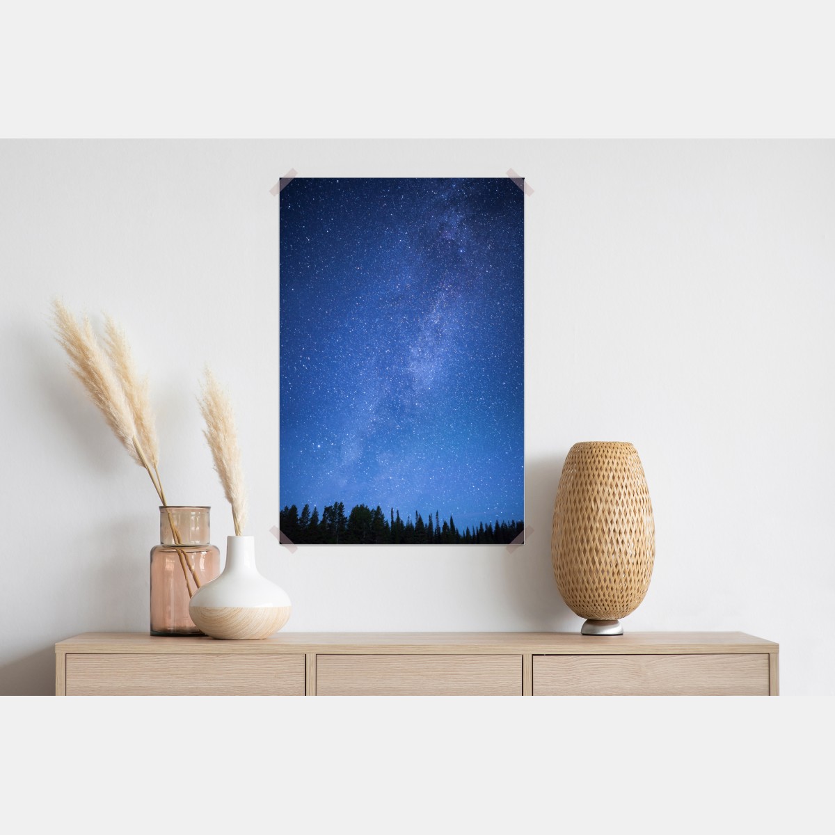 Plakat gwiaździsta Droga Mleczna nad lasem – Wallissimo® Plakat gwiaździsta Droga Mleczna nad lasem – Wallissimo®