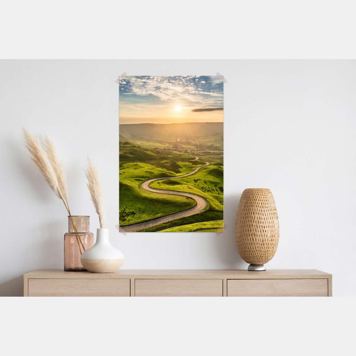 Plakat złoty zachód słońca nad krętą wiejską drogą – Wallissimo® Plakat złoty zachód słońca nad krętą wiejską drogą – Wallissimo®