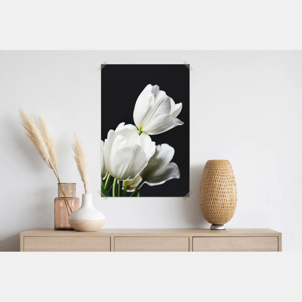 Plakat biały bukiet tulipanów na ciemnym tle – Wallissimo® Plakat biały bukiet tulipanów na ciemnym tle – Wallissimo®