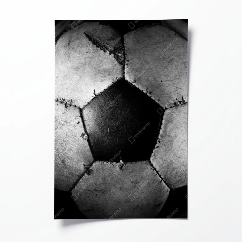 Plakat zniszczona piłka nożna - zbliżenie