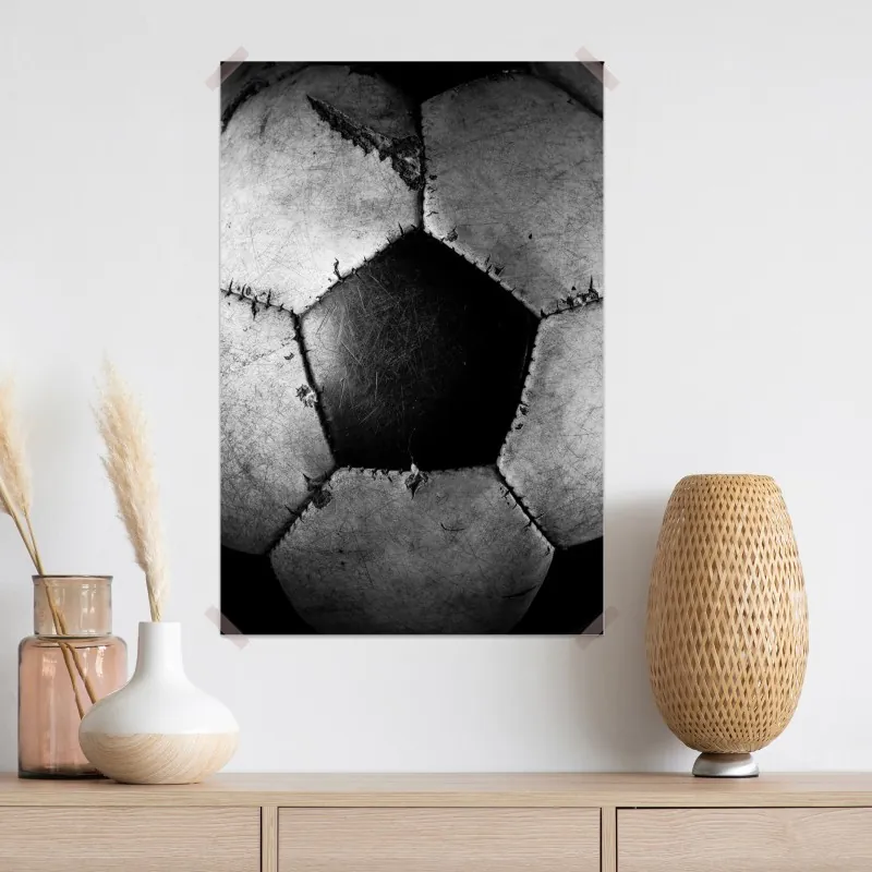 Plakat zniszczona piłka nożna - zbliżenie – Wallissimo® Plakat zniszczona piłka nożna - zbliżenie – Wallissimo®