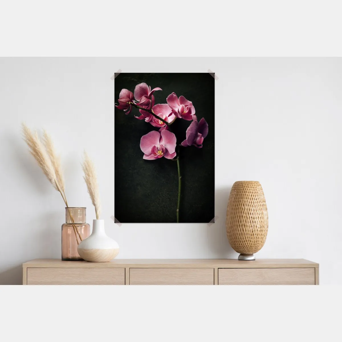 Plakat różowy storczyk na ciemnym tle w stylu vintage – Wallissimo® Plakat różowy storczyk na ciemnym tle w stylu vintage – Wallissimo®