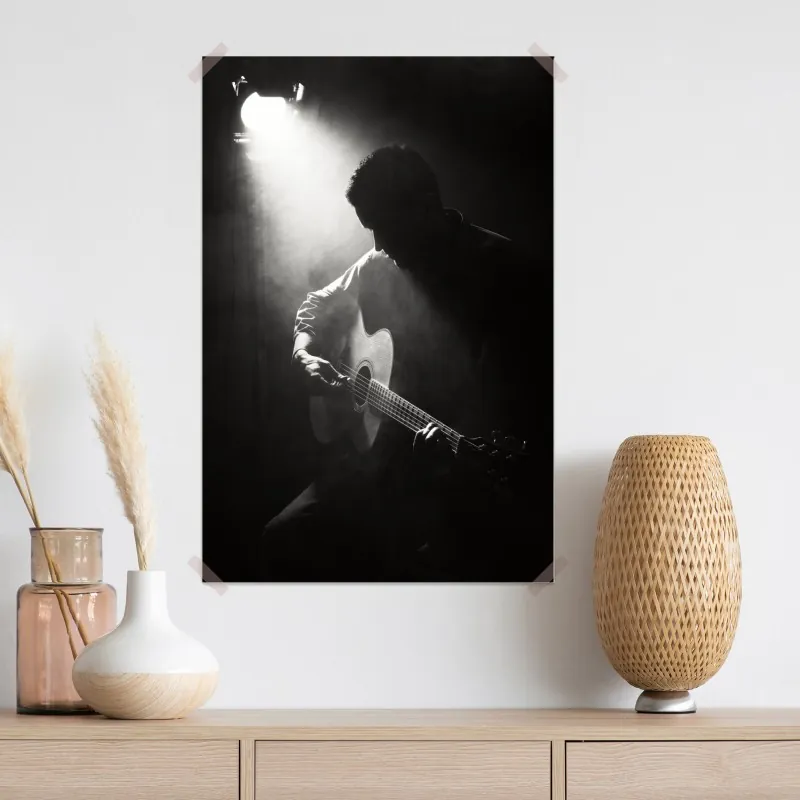 Plakat sylwetka gitarzysty w świetle reflektora
