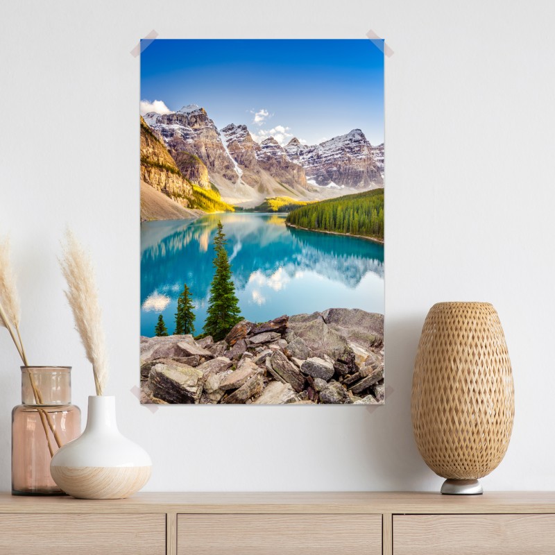 Plakat słoneczne jezioro Moraine i górski widok – Wallissimo® Plakat słoneczne jezioro Moraine i górski widok – Wallissimo®