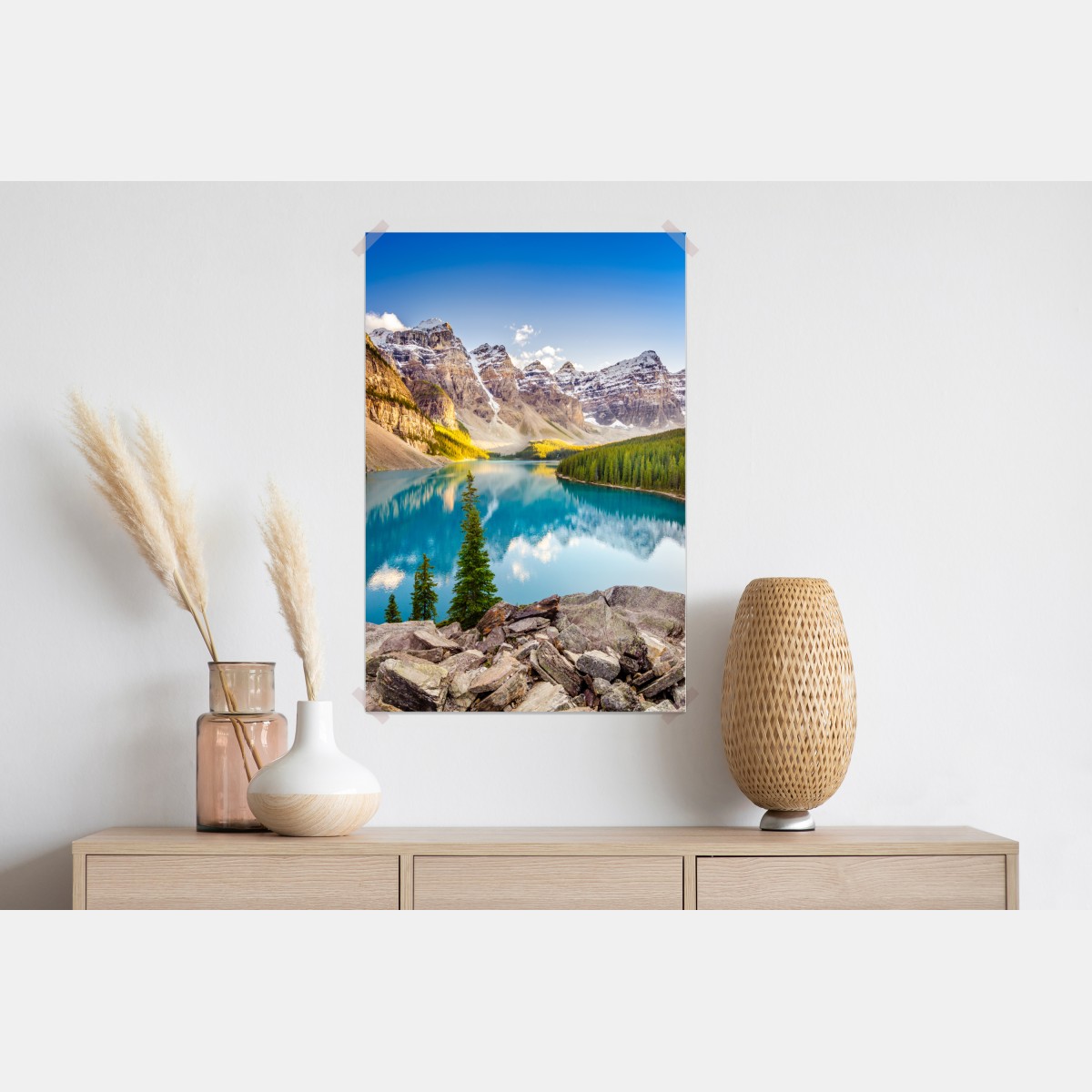 Plakat słoneczne jezioro Moraine i górski widok – Wallissimo® Plakat słoneczne jezioro Moraine i górski widok – Wallissimo®