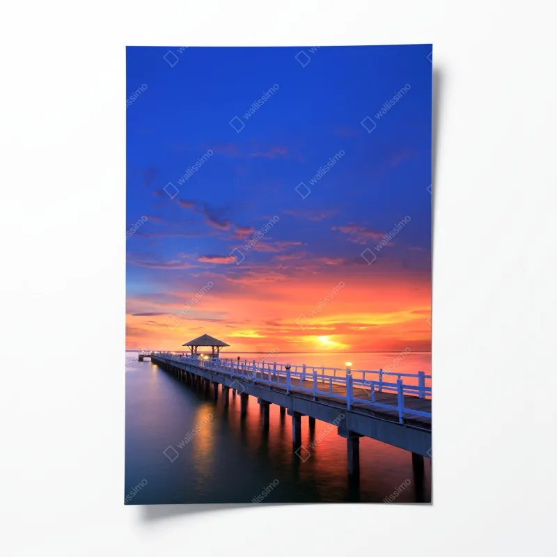 Plakat molo o zachodzie słońca nad plażą