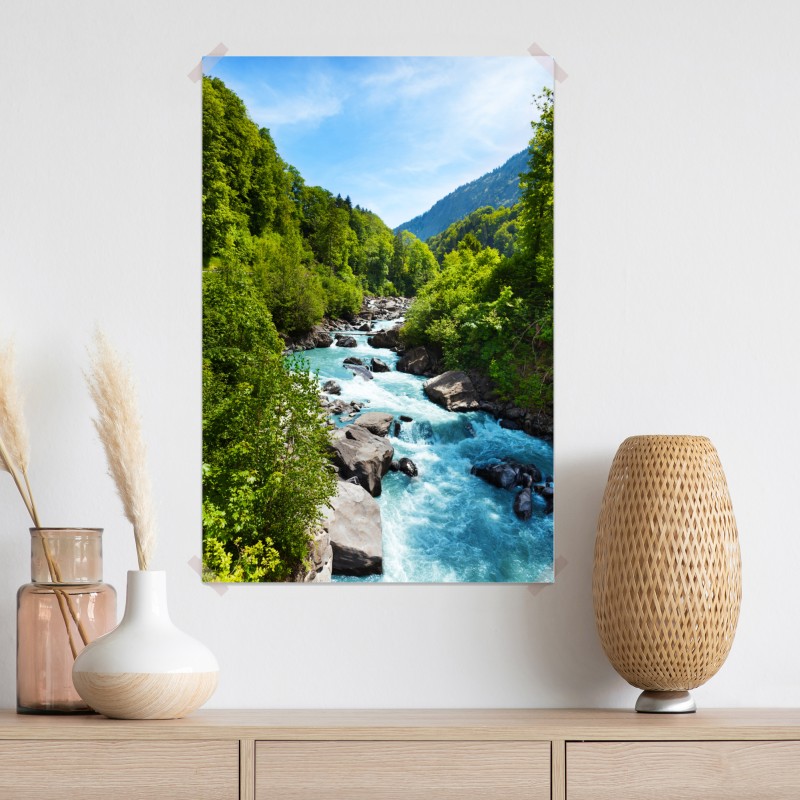 Plakat górska rzeka w bujnej zieleni – Wallissimo® Plakat górska rzeka w bujnej zieleni – Wallissimo®