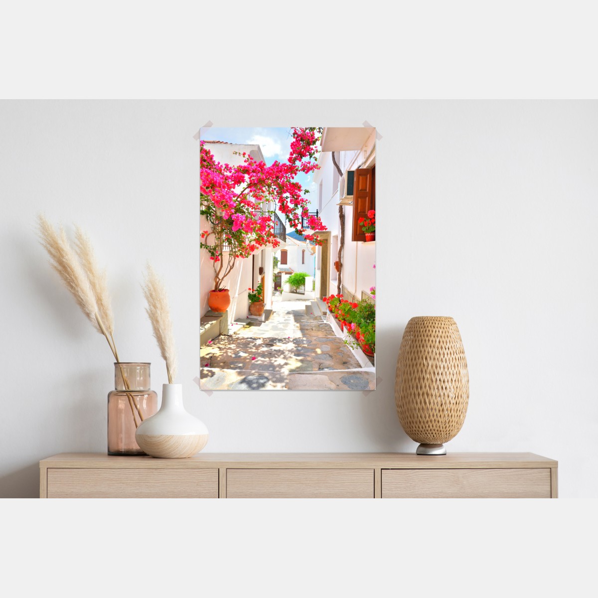 Plakat słoneczny zaułek śródziemnomorski z bugenwillą – Wallissimo® Plakat słoneczny zaułek śródziemnomorski z bugenwillą – Wallissimo®