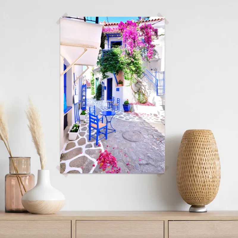 Plakat słoneczna uliczka z niebieskimi krzesłami – Wallissimo® Plakat słoneczna uliczka z niebieskimi krzesłami – Wallissimo®