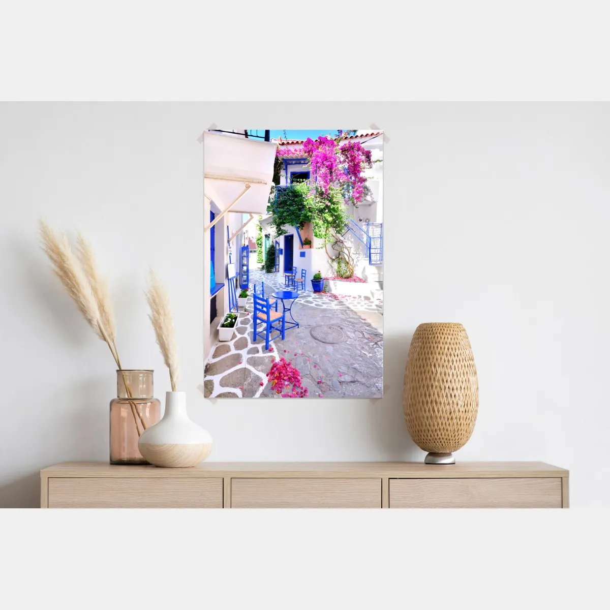 Plakat słoneczna uliczka z niebieskimi krzesłami – Wallissimo® Plakat słoneczna uliczka z niebieskimi krzesłami – Wallissimo®