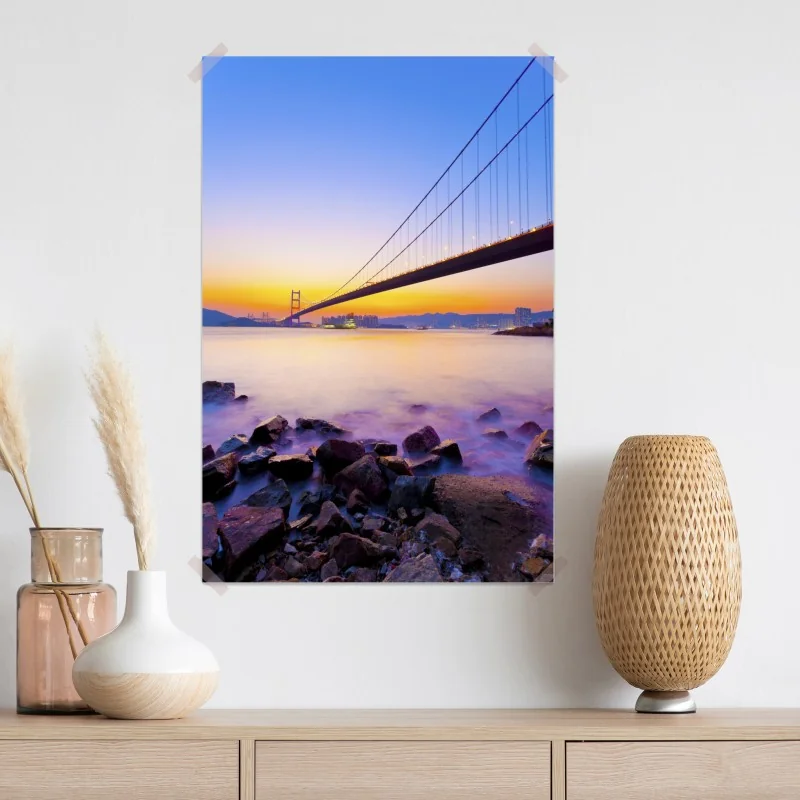 Plakat złoty zachód słońca nad mostem wiszącym