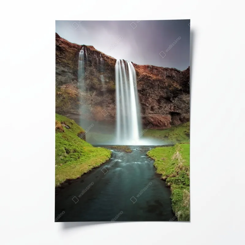 Plakat mglisty wodospad w bujnej dolinie