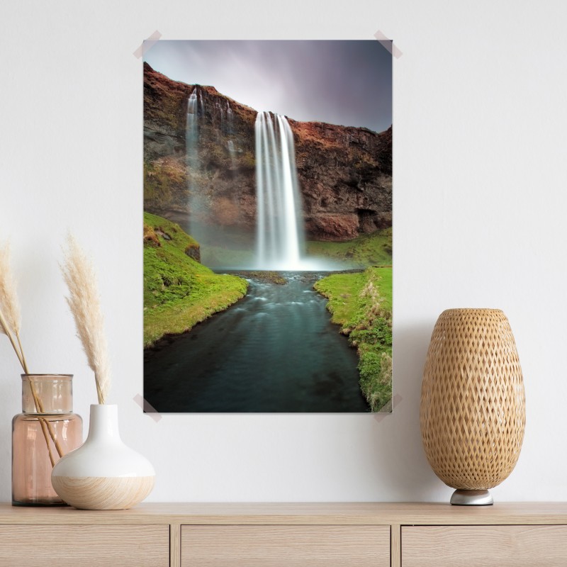 Plakat mglisty wodospad w bujnej dolinie