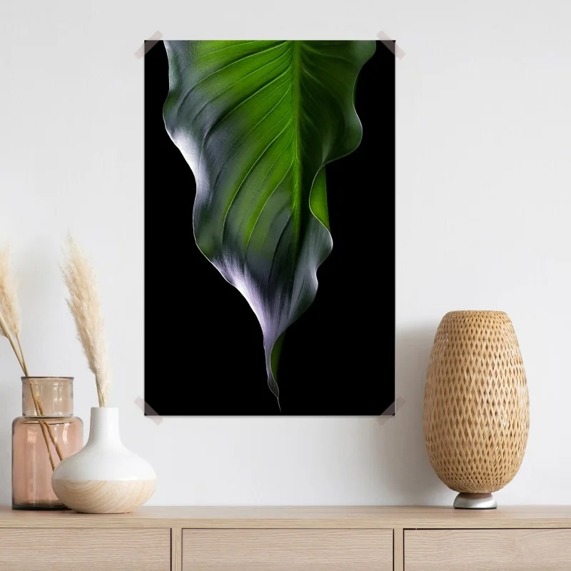 Plakat elegancki zielony liść na czarnym tle – Wallissimo® Plakat elegancki zielony liść na czarnym tle – Wallissimo®