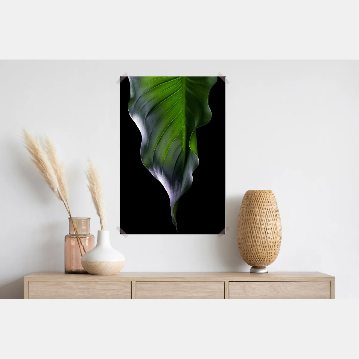 Plakat elegancki zielony liść na czarnym tle – Wallissimo® Plakat elegancki zielony liść na czarnym tle – Wallissimo®