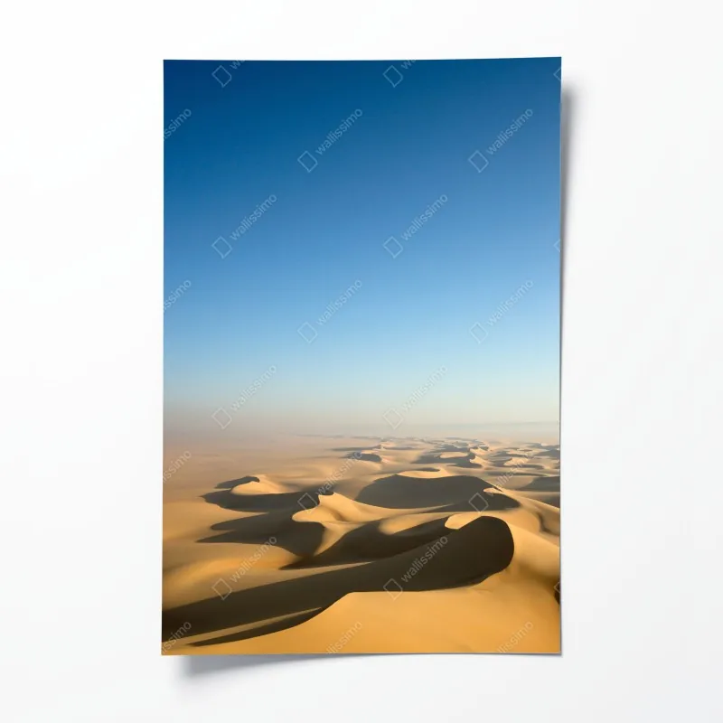 Plakat niekończące się wydmy pustyni pod błękitnym niebem