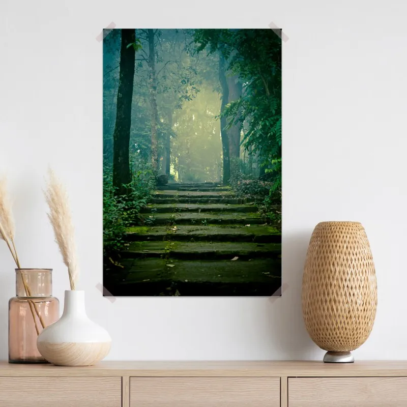 Plakat mchowe kamienne schody do mglistego lasu – Wallissimo® Plakat mchowe kamienne schody do mglistego lasu – Wallissimo®