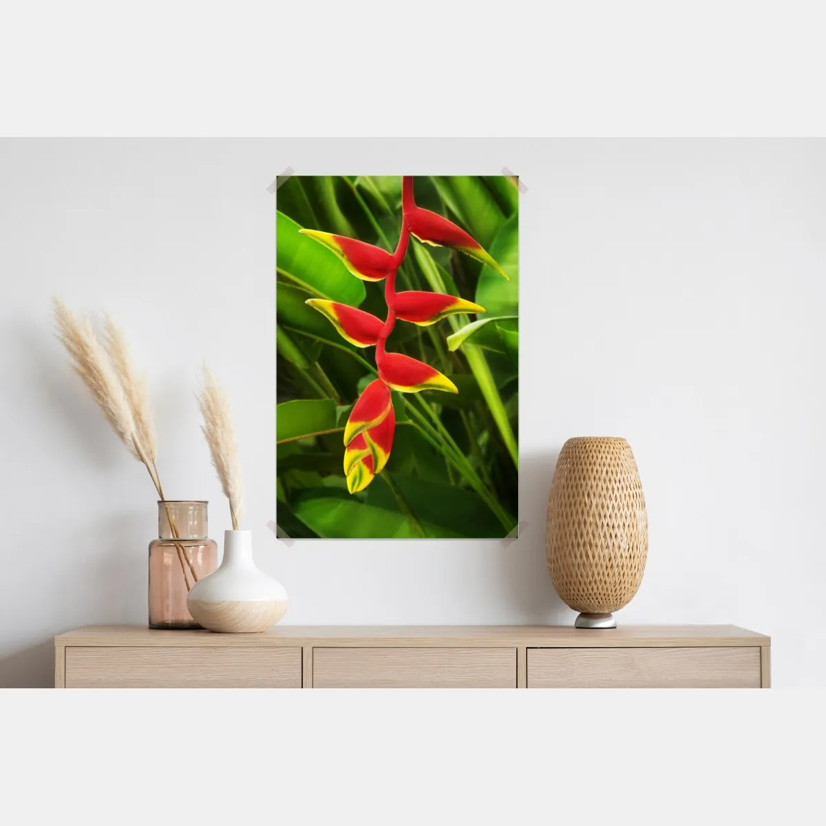 Plakat wibrująca heliconia w tropikalnym listowiu – Wallissimo® Plakat wibrująca heliconia w tropikalnym listowiu – Wallissimo®