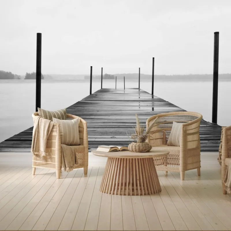 Fototapeta mglisty pomost nad jeziorem w monochromie