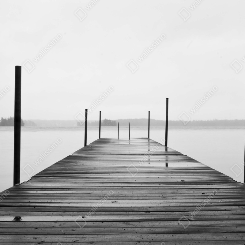 Fototapeta mglisty pomost nad jeziorem w monochromie – Wallissimo® Fototapeta mglisty pomost nad jeziorem w monochromie – Wallissimo®