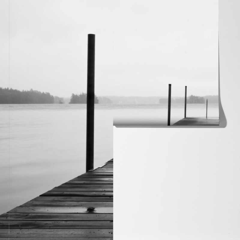 Fototapeta mglisty pomost nad jeziorem w monochromie – Wallissimo® Fototapeta mglisty pomost nad jeziorem w monochromie – Wallissimo®