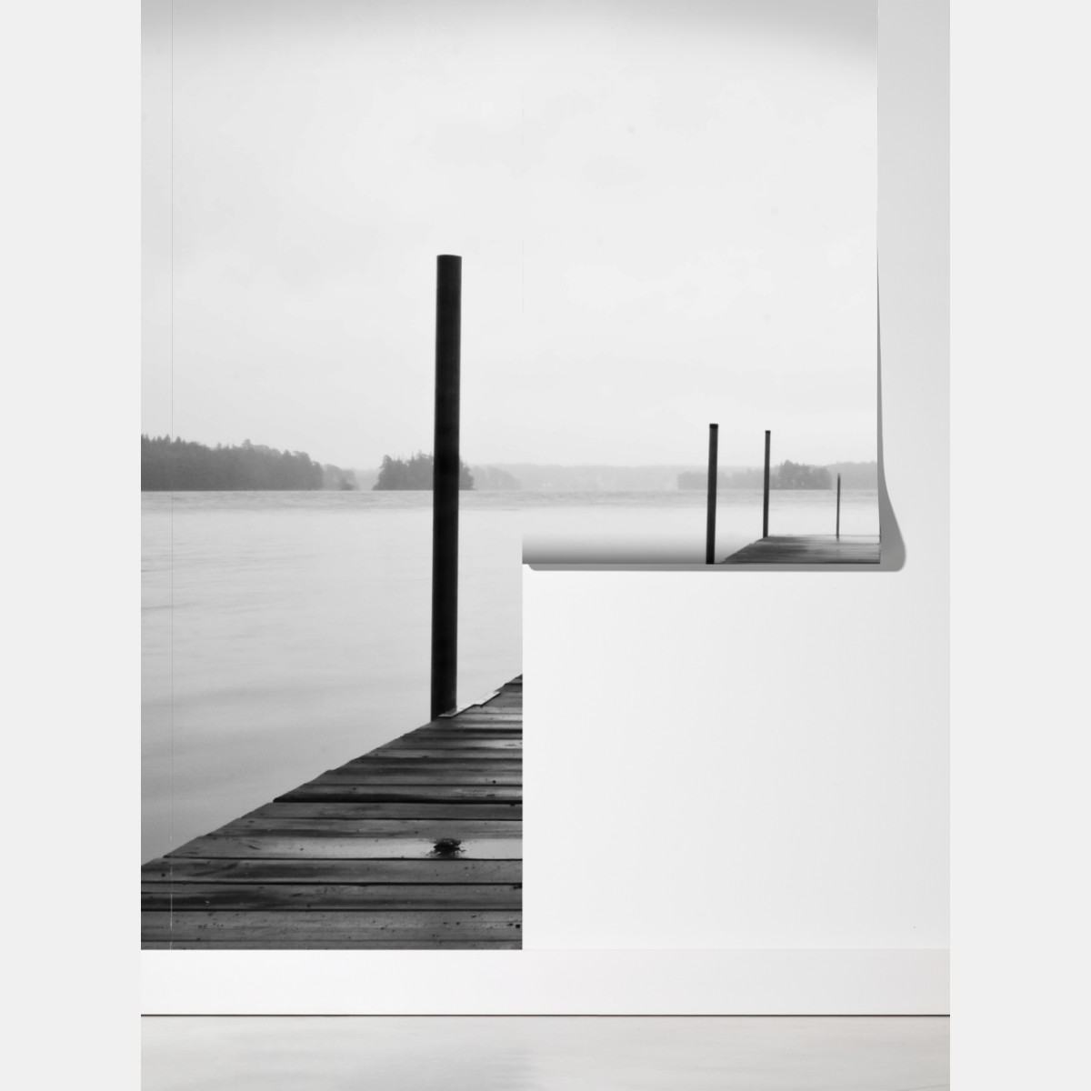 Fototapeta mglisty pomost nad jeziorem w monochromie – Wallissimo® Fototapeta mglisty pomost nad jeziorem w monochromie – Wallissimo®