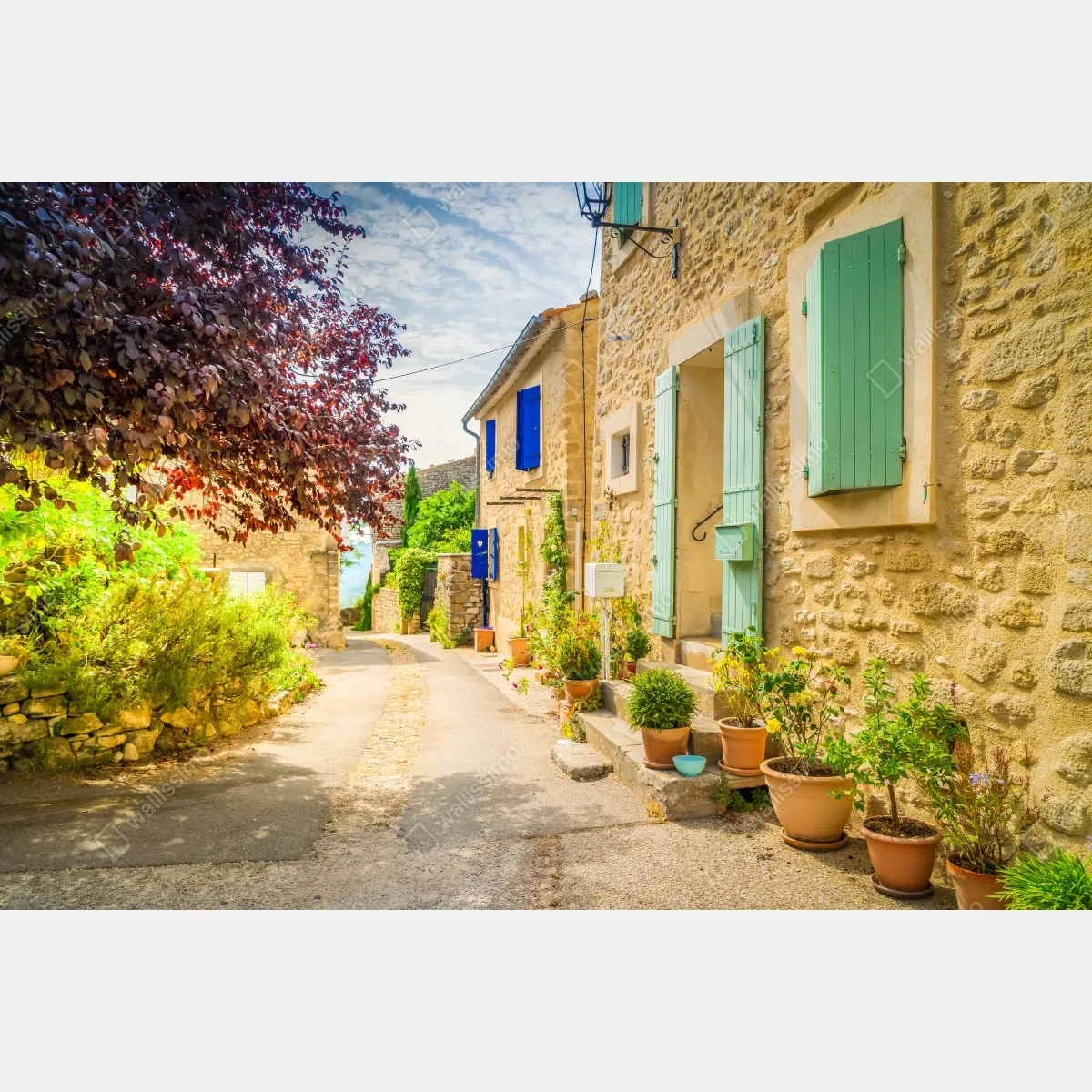 Fototapeta słoneczna uliczka z kamiennymi domami i kolorowymi okiennicami – Wallissimo® Fototapeta słoneczna uliczka z kamiennymi domami i kolorowymi okiennicami – Wallissimo®