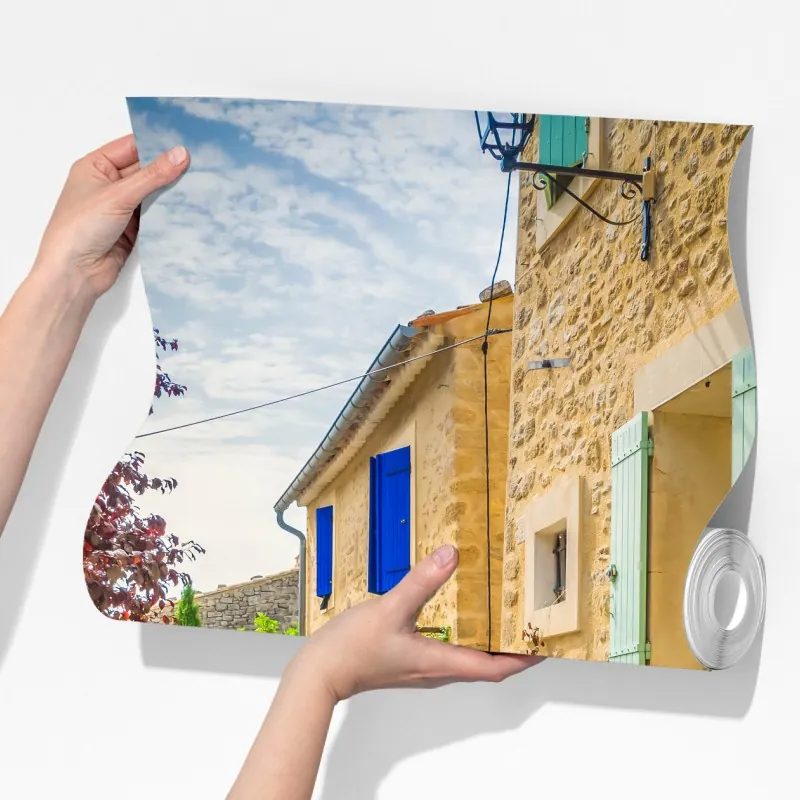 Fototapeta słoneczna uliczka z kamiennymi domami i kolorowymi okiennicami – Wallissimo® Fototapeta słoneczna uliczka z kamiennymi domami i kolorowymi okiennicami – Wallissimo®