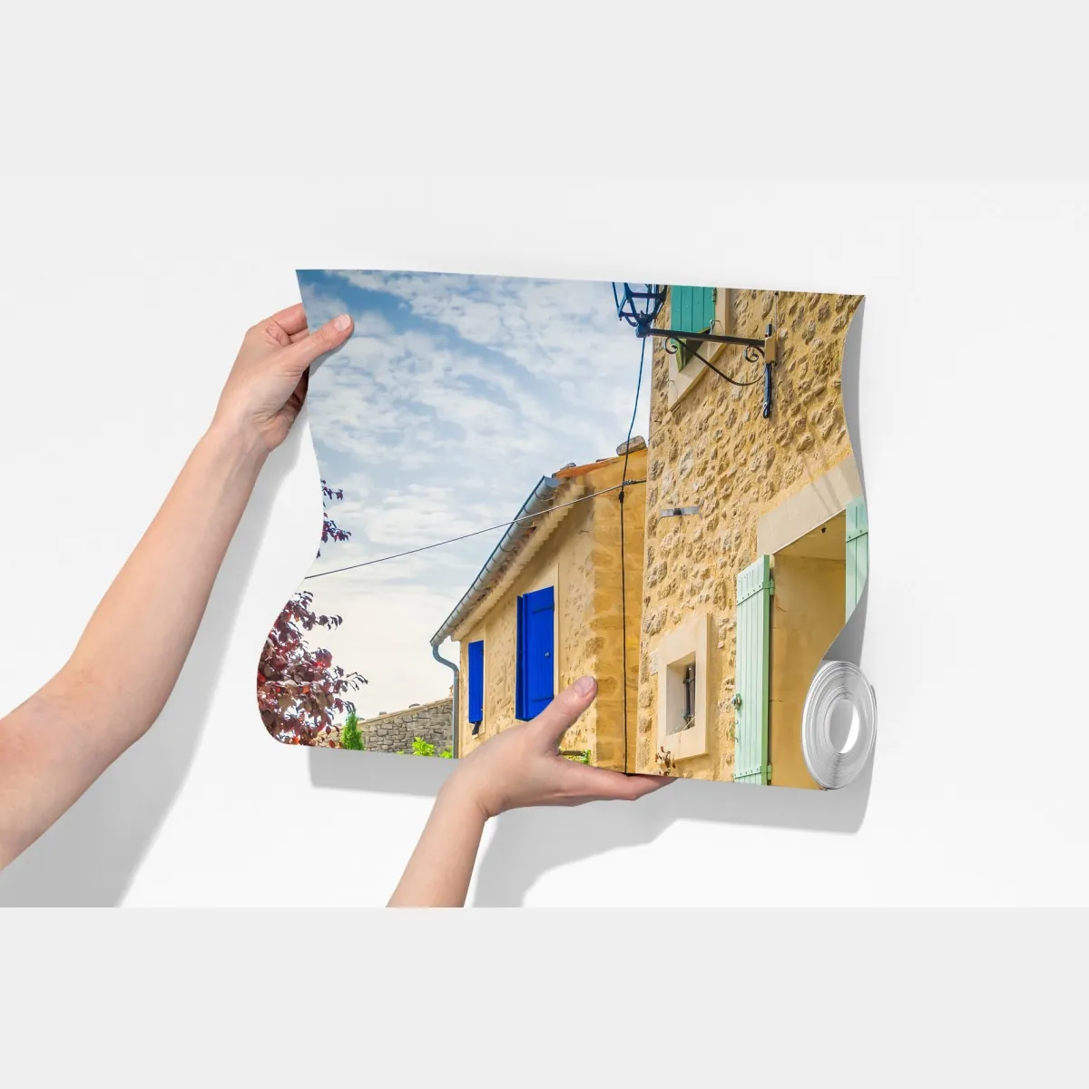 Fototapeta słoneczna uliczka z kamiennymi domami i kolorowymi okiennicami – Wallissimo® Fototapeta słoneczna uliczka z kamiennymi domami i kolorowymi okiennicami – Wallissimo®