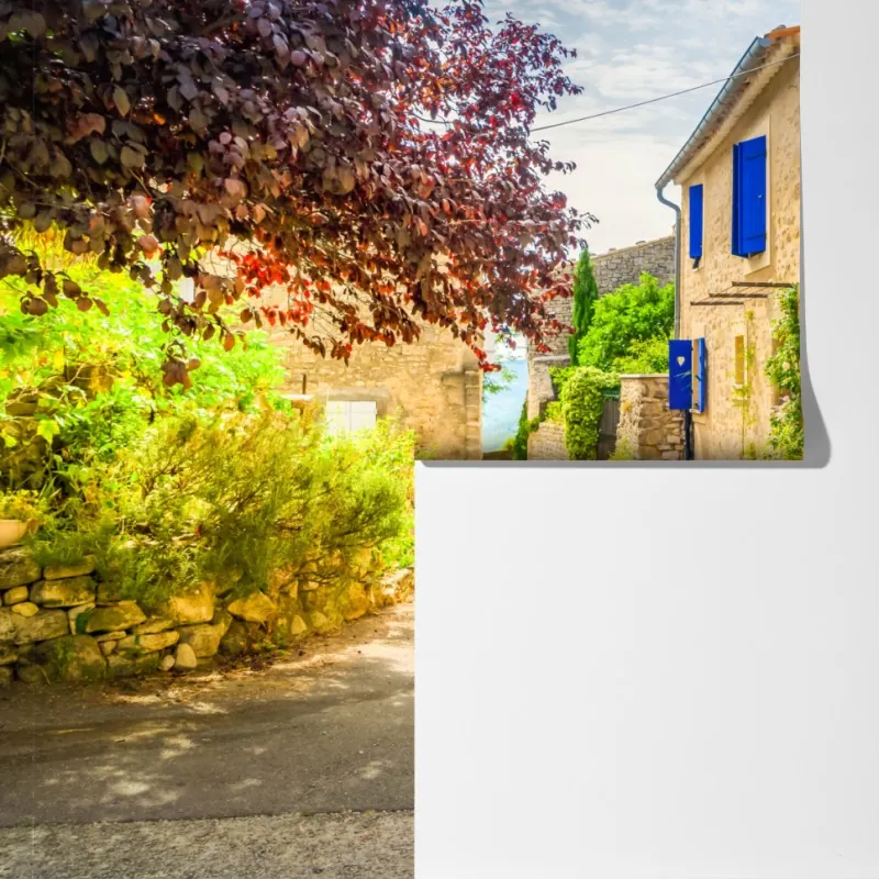 Fototapeta słoneczna uliczka z kamiennymi domami i kolorowymi okiennicami – Wallissimo® Fototapeta słoneczna uliczka z kamiennymi domami i kolorowymi okiennicami – Wallissimo®