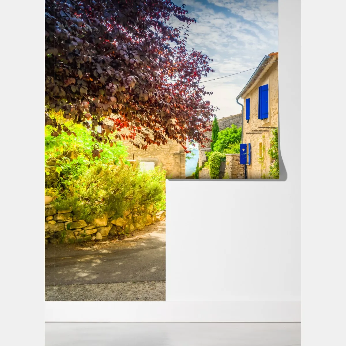 Fototapeta słoneczna uliczka z kamiennymi domami i kolorowymi okiennicami – Wallissimo® Fototapeta słoneczna uliczka z kamiennymi domami i kolorowymi okiennicami – Wallissimo®