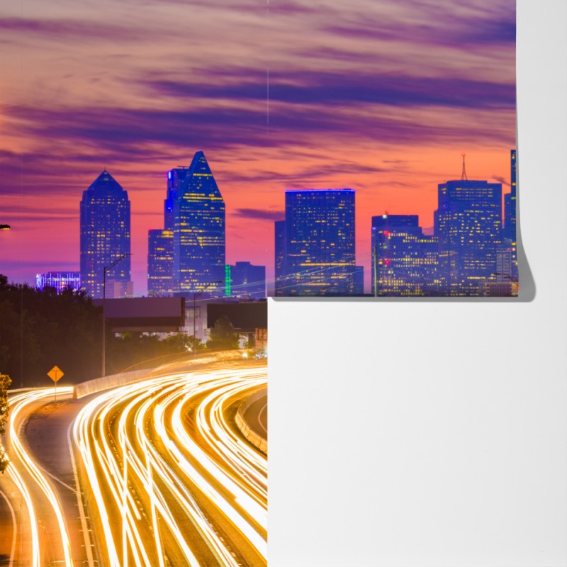 Fototapeta panorama Dallas o zachodzie słońca z świetlnymi smugami autostrady – Wallissimo® Fototapeta panorama Dallas o zachodzie słońca z świetlnymi smugami autostrady – Wallissimo®