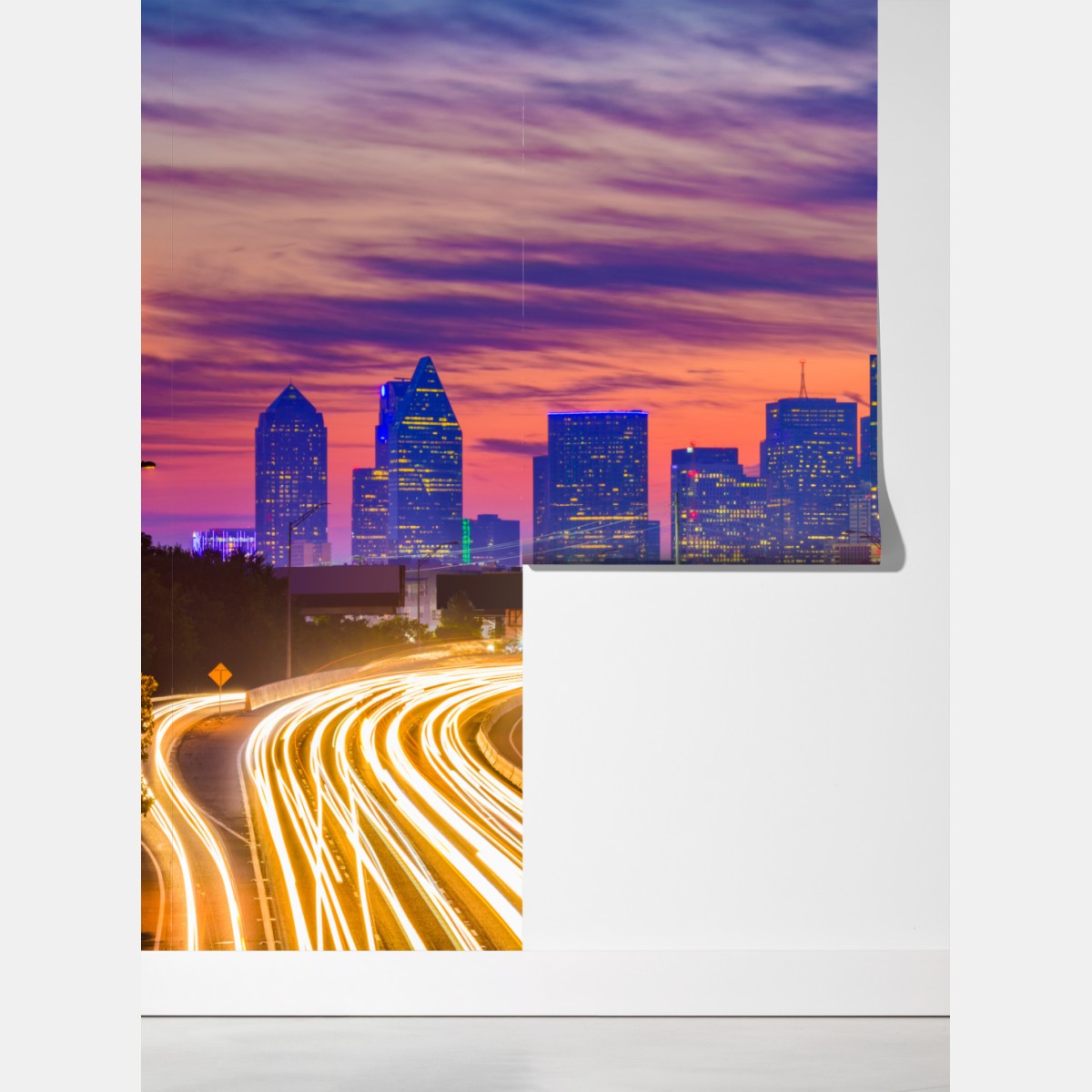 Fototapeta panorama Dallas o zachodzie słońca z świetlnymi smugami autostrady – Wallissimo® Fototapeta panorama Dallas o zachodzie słońca z świetlnymi smugami autostrady – Wallissimo®