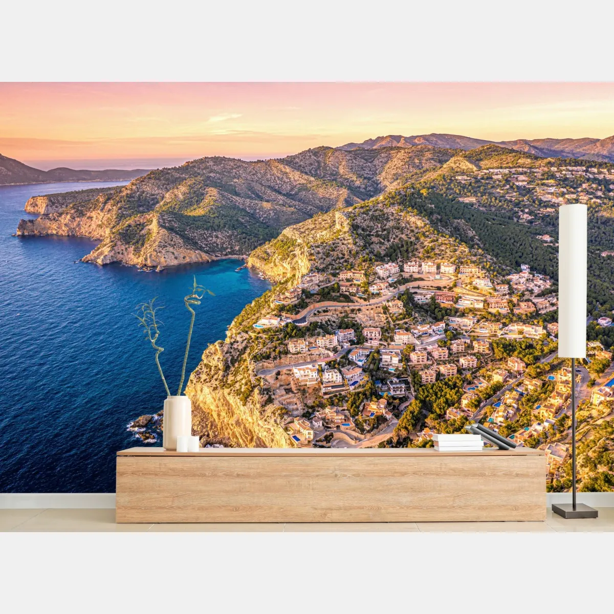 Fototapeta zachód słońca nad klifem i nadmorską wioską – Wallissimo® Fototapeta zachód słońca nad klifem i nadmorską wioską – Wallissimo®