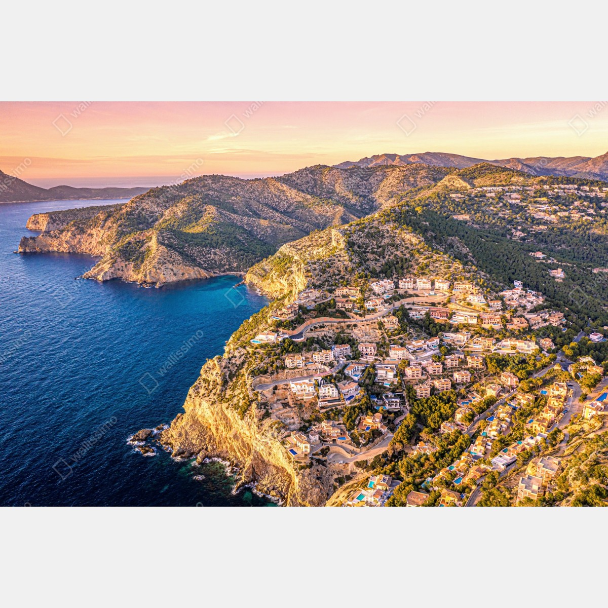 Fototapeta zachód słońca nad klifem i nadmorską wioską – Wallissimo® Fototapeta zachód słońca nad klifem i nadmorską wioską – Wallissimo®