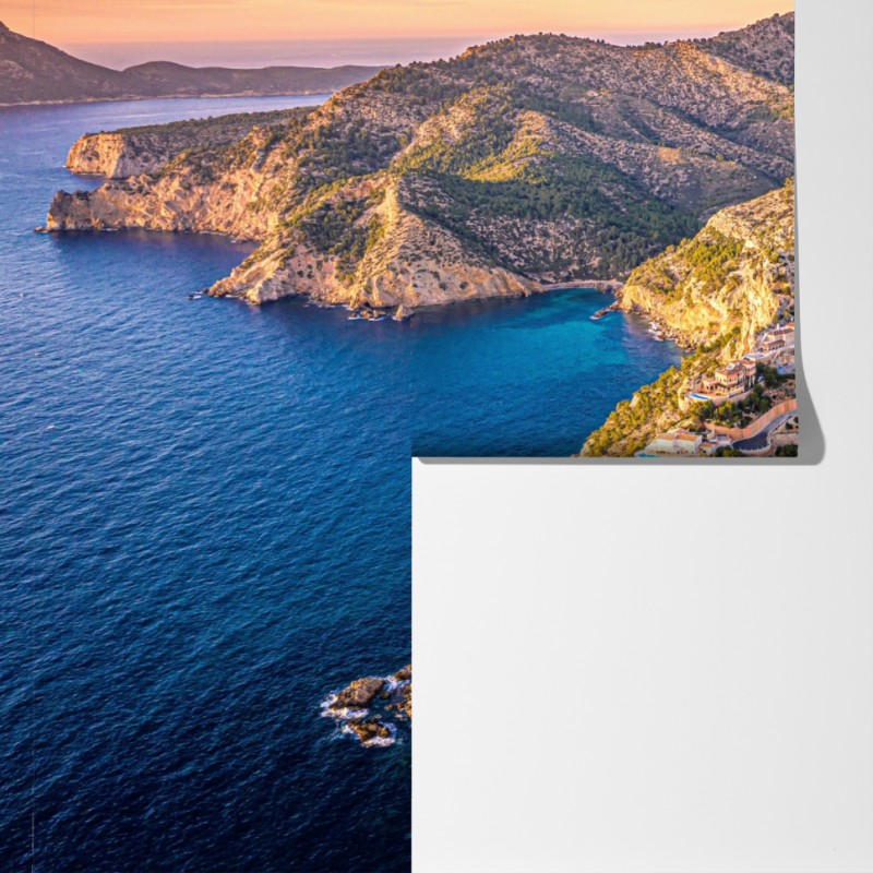 Fototapeta zachód słońca nad klifem i nadmorską wioską – Wallissimo® Fototapeta zachód słońca nad klifem i nadmorską wioską – Wallissimo®