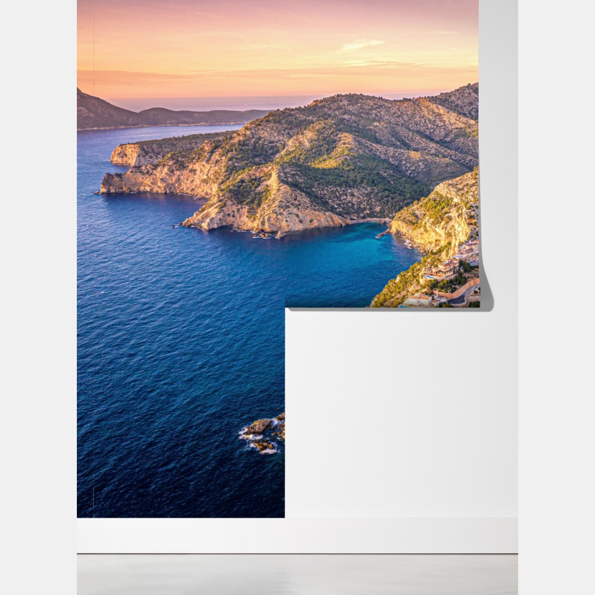 Fototapeta zachód słońca nad klifem i nadmorską wioską – Wallissimo® Fototapeta zachód słońca nad klifem i nadmorską wioską – Wallissimo®